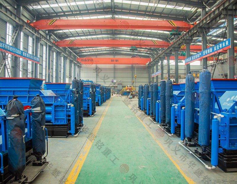 處理建筑廢料用什么設(shè)備？破碎紅磚用雙齒輥破碎機(jī)好嗎？