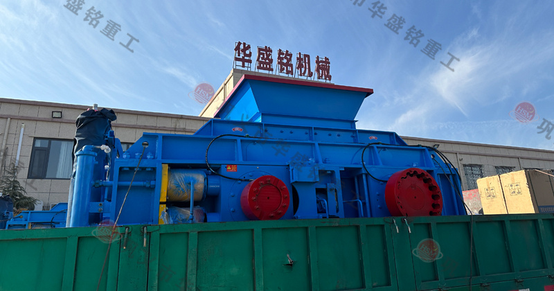 玄武巖粉碎成1-5mm用什么設(shè)備？推薦時(shí)產(chǎn)80噸對(duì)輥制砂機(jī)